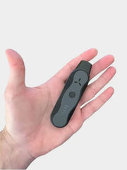 AirVape Xs GO Vaporizer in einer Hand liegend