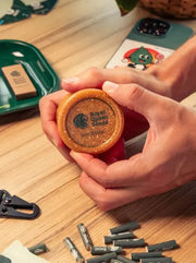 RQS Eco Grinder in der Hand-nachhaltiger Holz-Grinder für Kräuterliebhaber